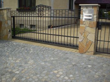 Posuvná brána